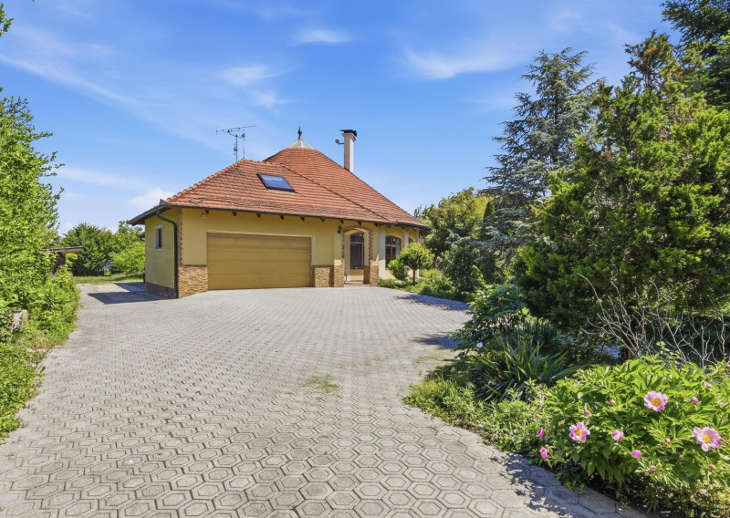 SÚKROMNÝ REZORT 40 MIN OD BRATISLAVY | 550 m² DOM + 5 100 m² POZEMOK + BAZÉN + WELLNESS - fotografia 1