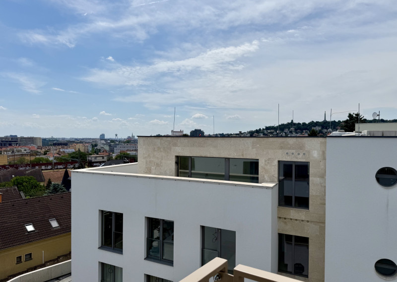 Slnečný 4 izb. byt s výhľadom na Bratislavský hrad a Slavín - fotografia 1