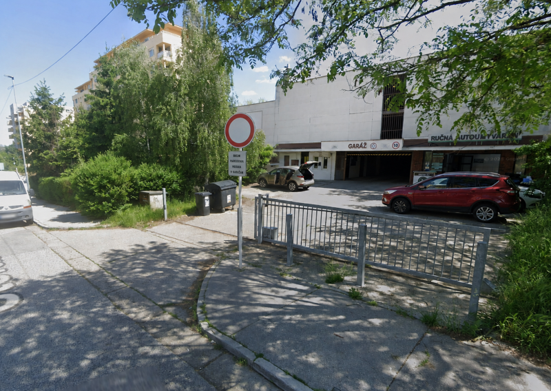 Samostatná garáž v zabezpečenom parkovacom dome – Štefana Králika - fotografia 1