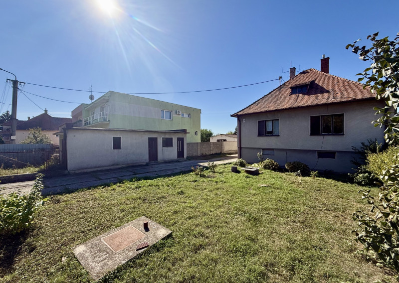 INVESTIČNÁ PRÍLEŽITOSŤ: 2 411 m² POZEMOK S RD A S MOŽNOSŤOU VÝSTAVBY 3 DVOJDOMOV - fotografia 1